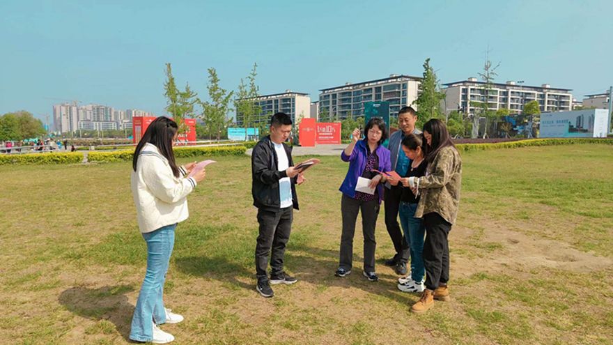 3、向生態(tài)公園游客發(fā)放《濕地保護(hù)倡議書》